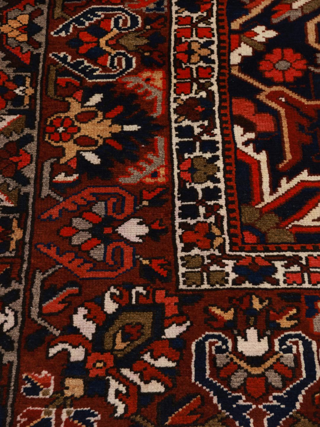 Un grand tapis carré Bakhtiar noué à la main provenant du Moyen-Orient dans des tons de rouge et de bleu.