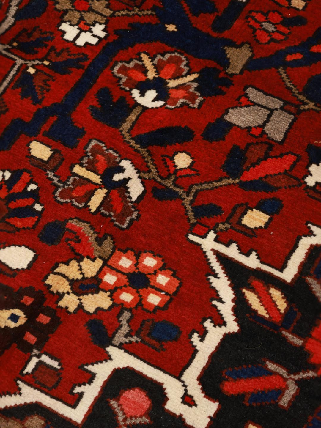 Un grand tapis carré Bakhtiar noué à la main provenant du Moyen-Orient dans des tons de rouge et de bleu.