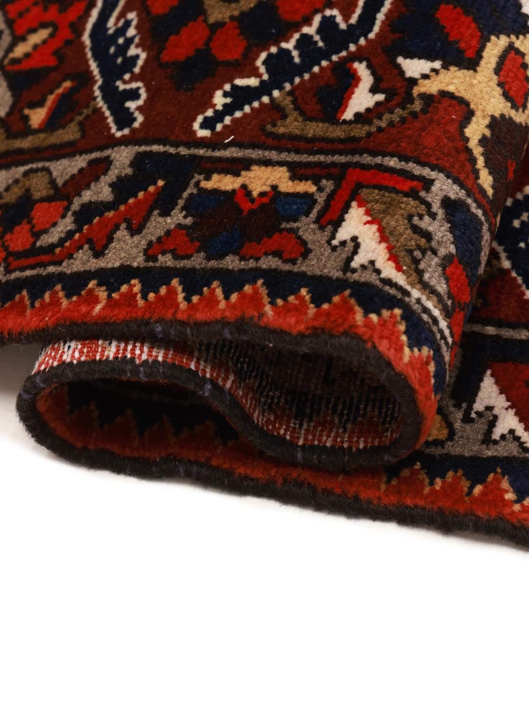 Un grand tapis carré Bakhtiar noué à la main provenant du Moyen-Orient dans des tons de rouge et de bleu.