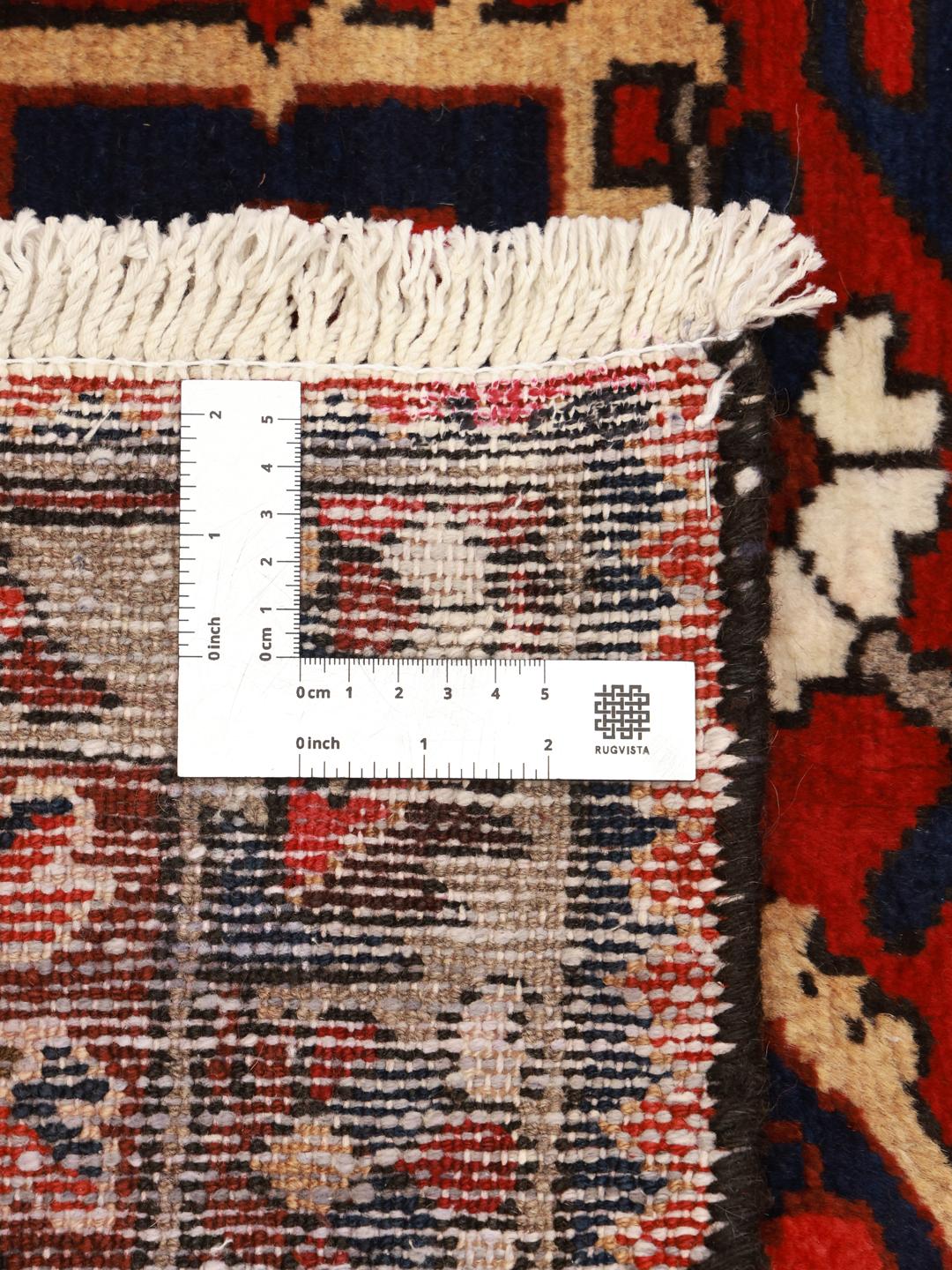 Un grand tapis carré Bakhtiar noué à la main provenant du Moyen-Orient dans des tons de rouge et de bleu.