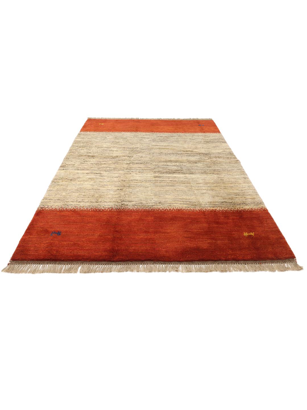 Handgeknoopt Gabbeh Fine vloerkleed uit het Midden-Oosten in rode en beige tinten.