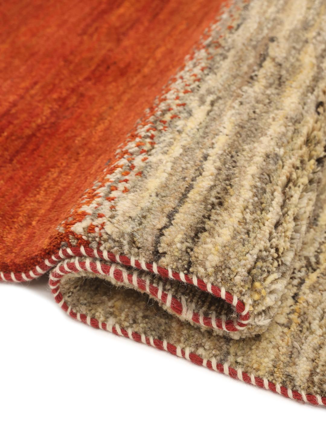 Handgeknoopt Gabbeh Fine vloerkleed uit het Midden-Oosten in rode en beige tinten.