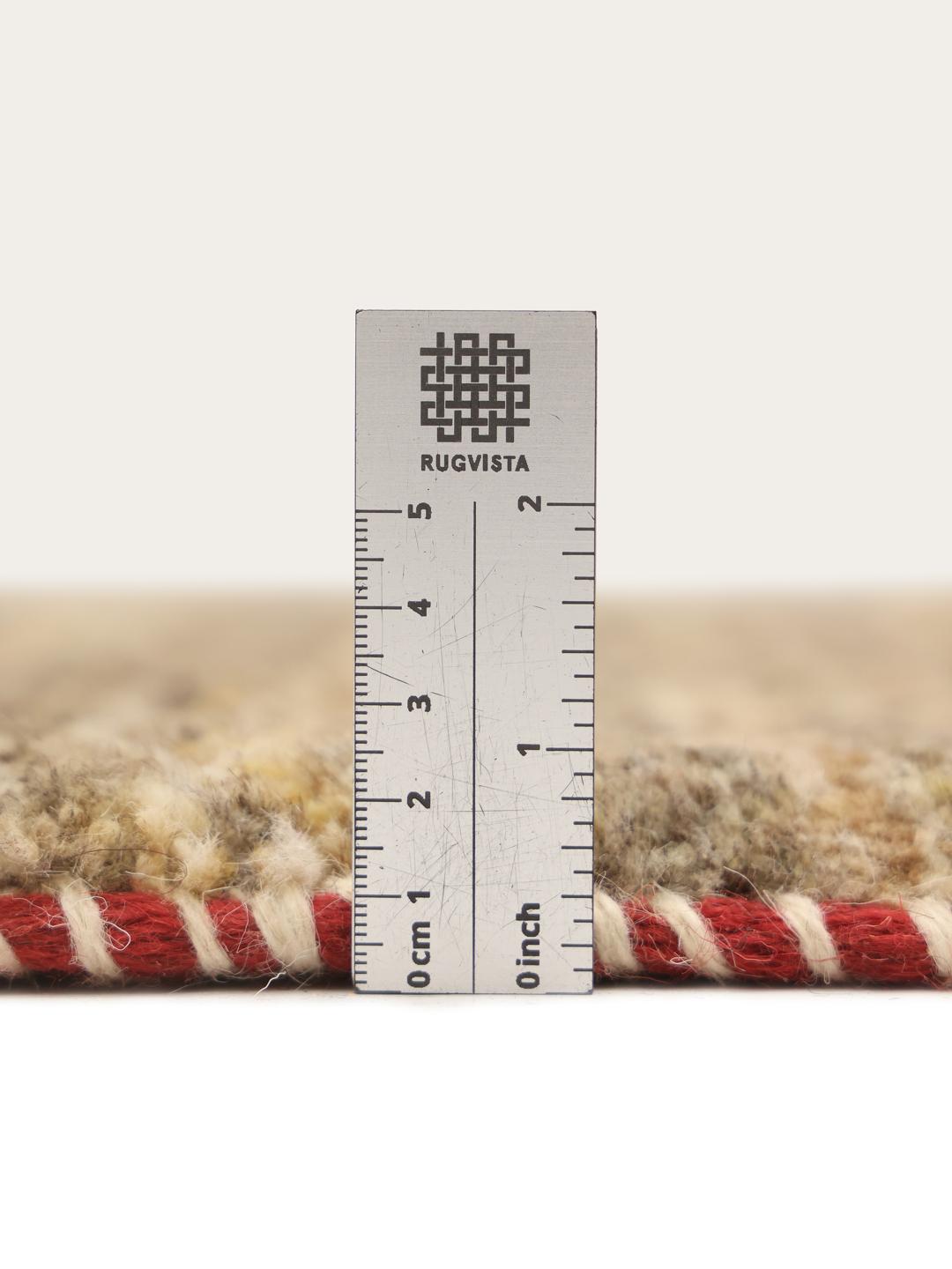 Handgeknoopt Gabbeh Fine vloerkleed uit het Midden-Oosten in rode en beige tinten.