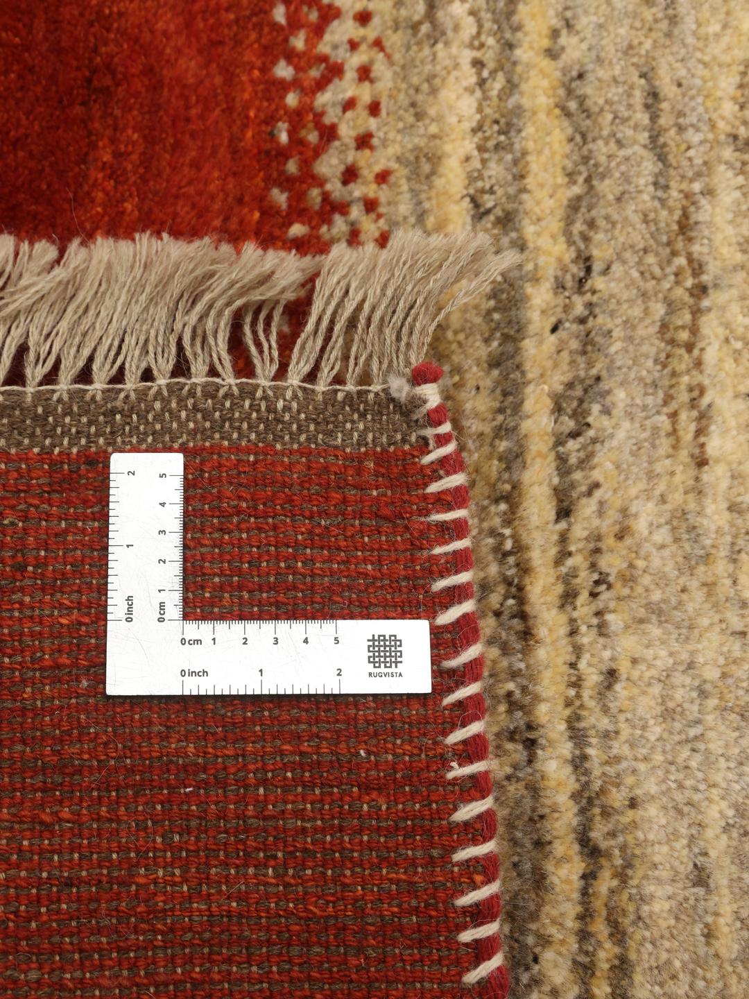 Handgeknoopt Gabbeh Fine vloerkleed uit het Midden-Oosten in rode en beige tinten.