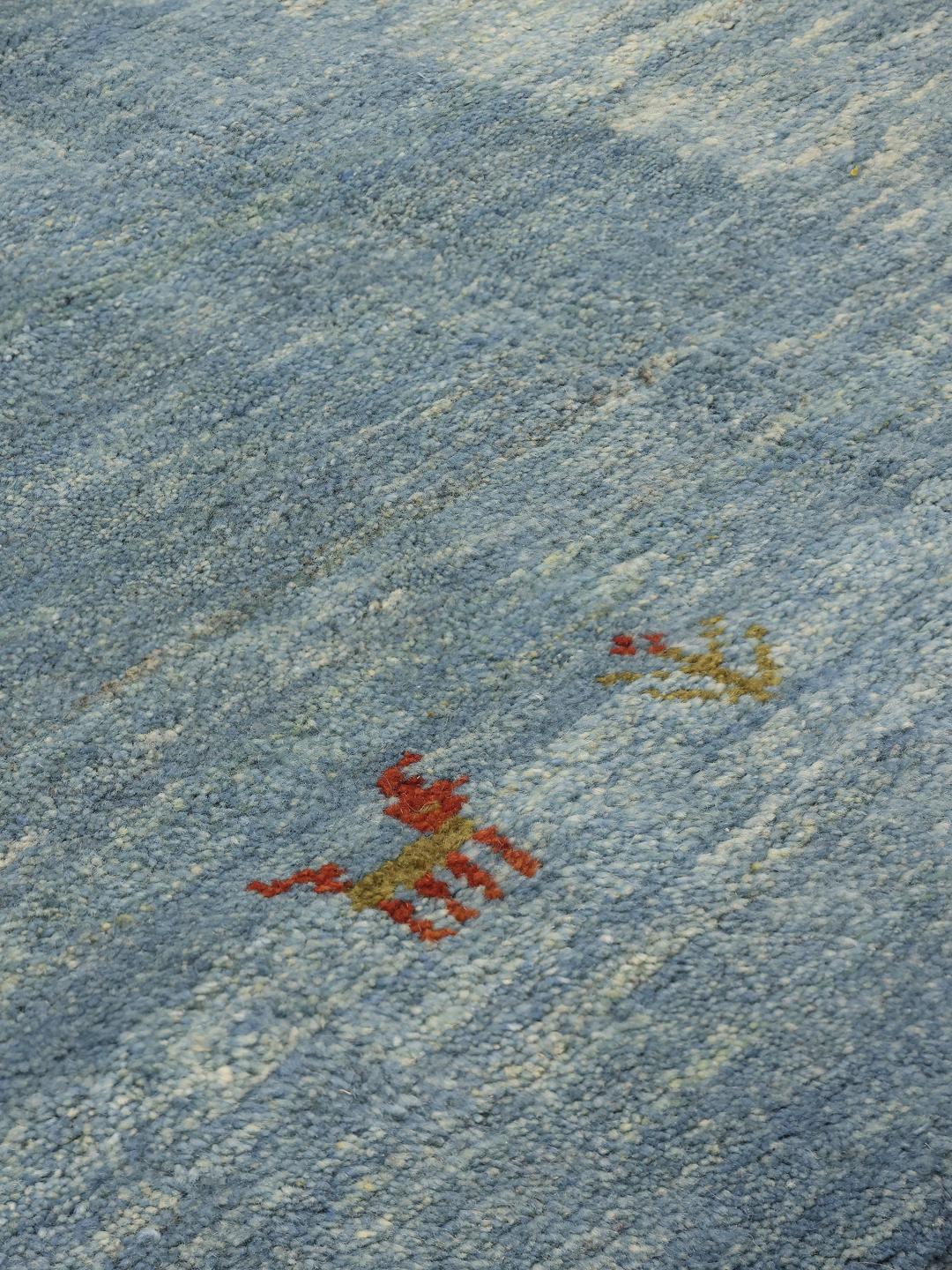 Handgeknoopt Gabbeh Fine tapijt uit het Midden-Oosten in een rustgevende blauwe tint