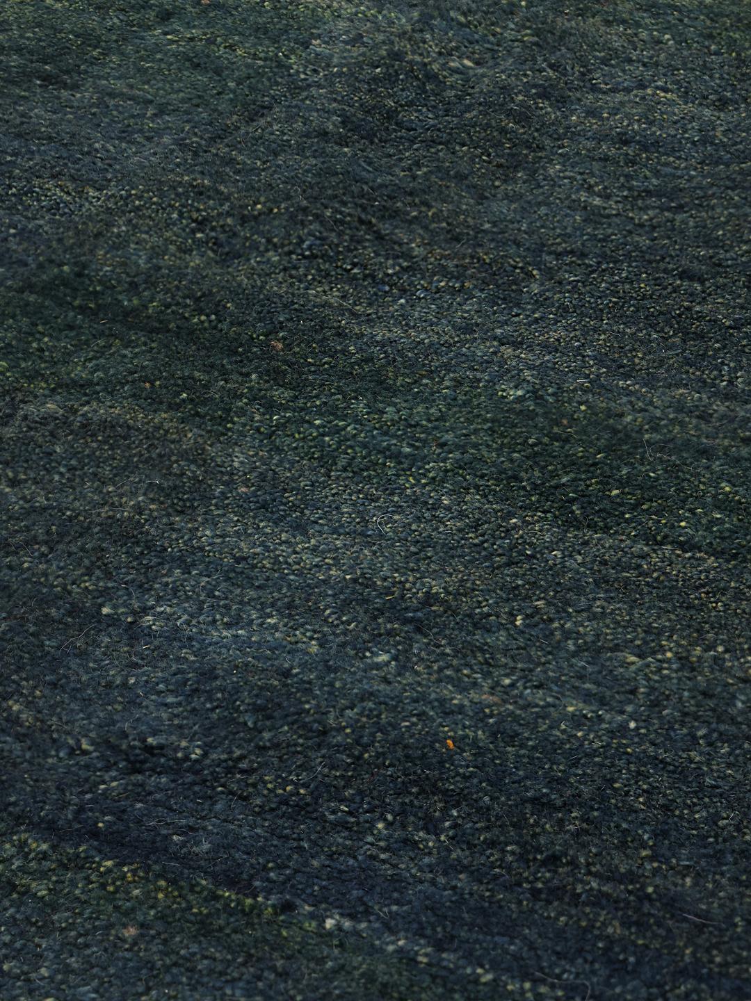 Un tapis Gabbeh Fine noué à la main originaire du Moyen-Orient en laine bleu profond.
