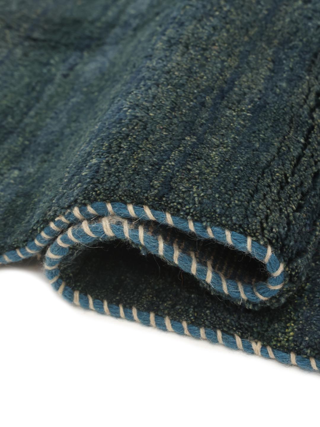Un tapis Gabbeh Fine noué à la main originaire du Moyen-Orient en laine bleu profond.