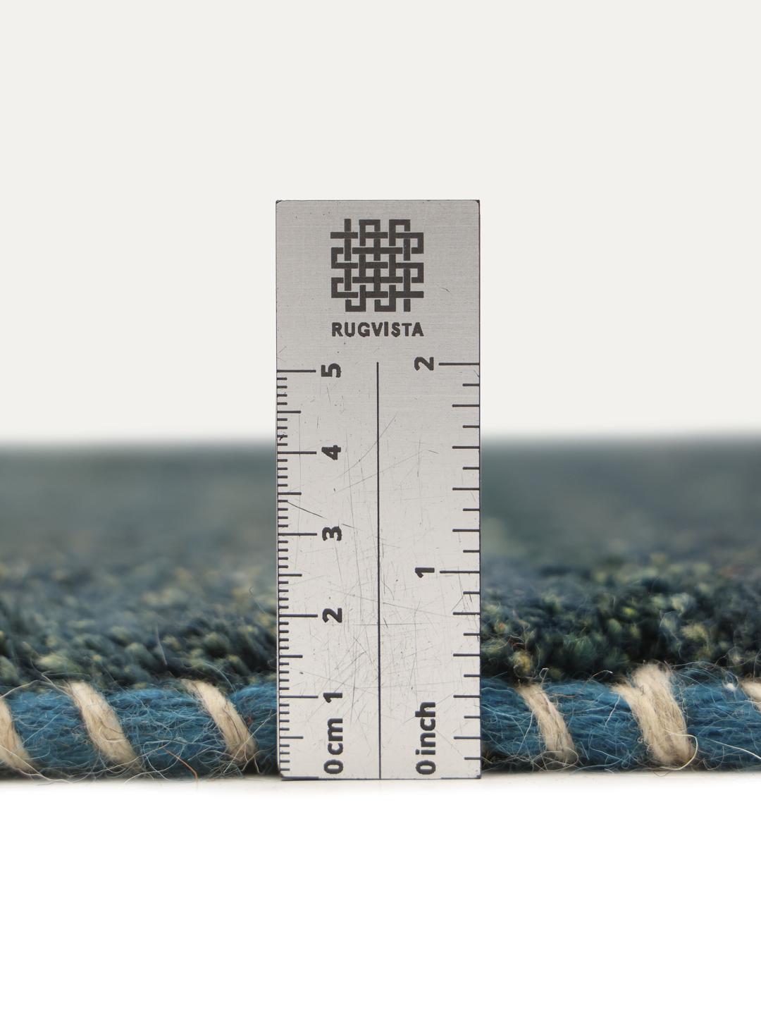 Un tapis Gabbeh Fine noué à la main originaire du Moyen-Orient en laine bleu profond.