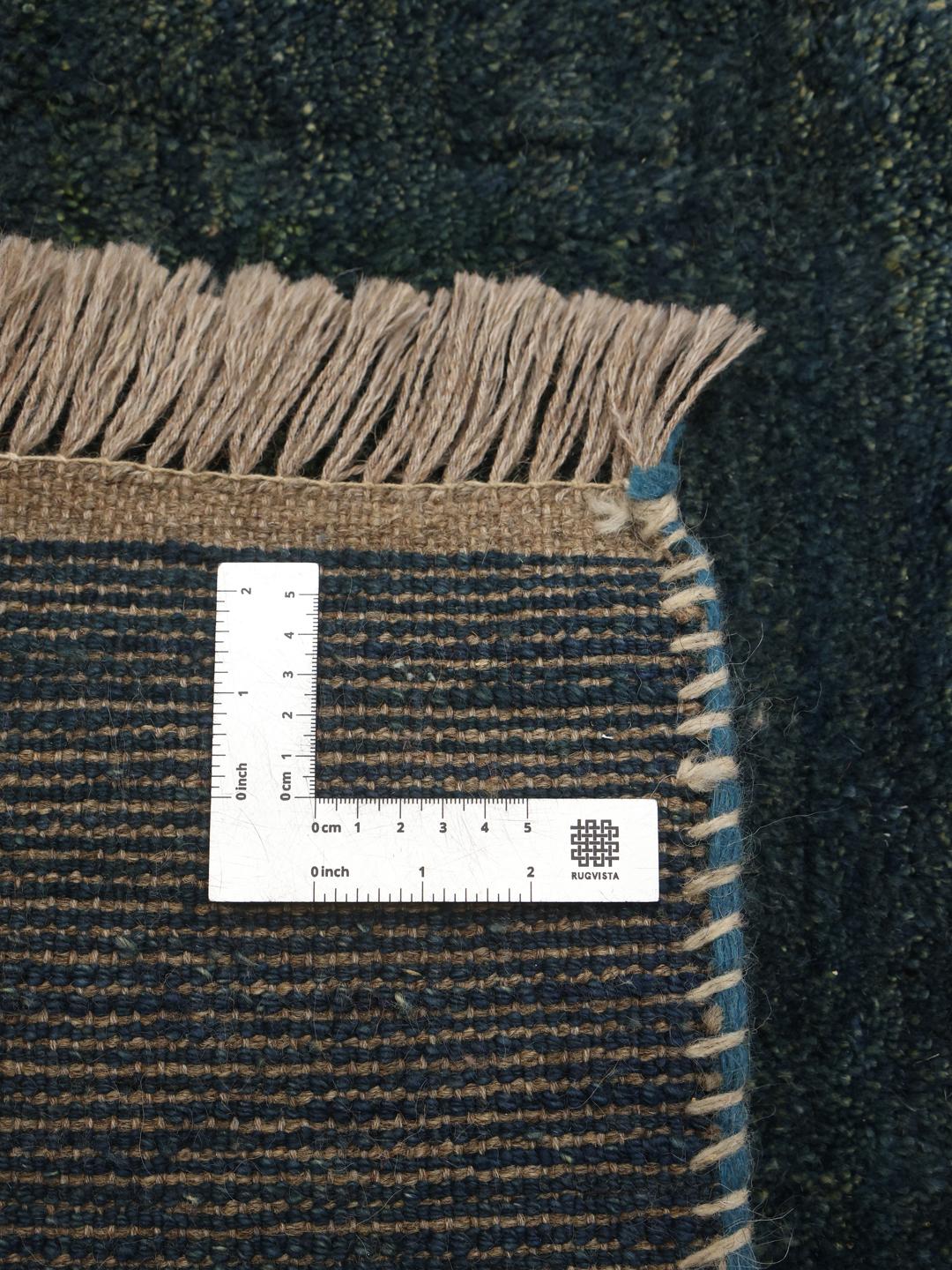 Un tapis Gabbeh Fine noué à la main originaire du Moyen-Orient en laine bleu profond.