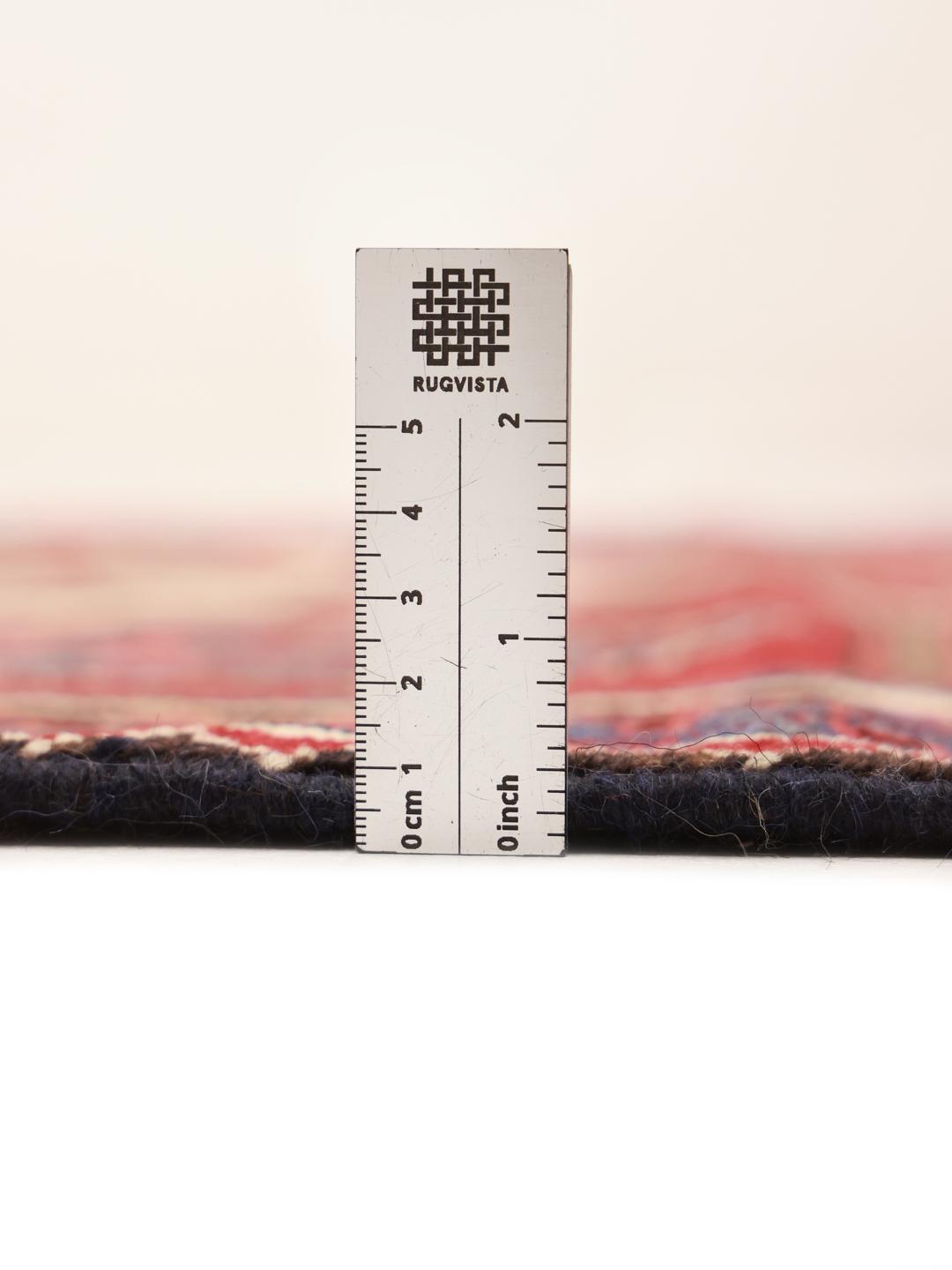Un tapis couloir Ardebil noué à la main provenant du Moyen-Orient, présentant un champ en laine rouge éclatante avec des motifs géométriques.