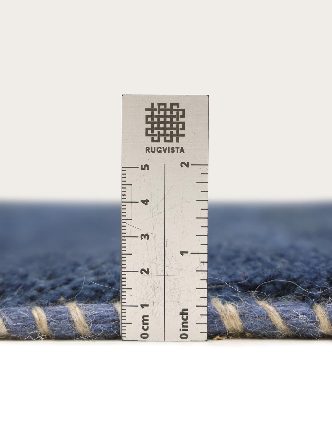 Een diepblauw handgeknoopt Gabbeh-tapijt uit het Midden-Oosten met een zachte wollen textuur.
