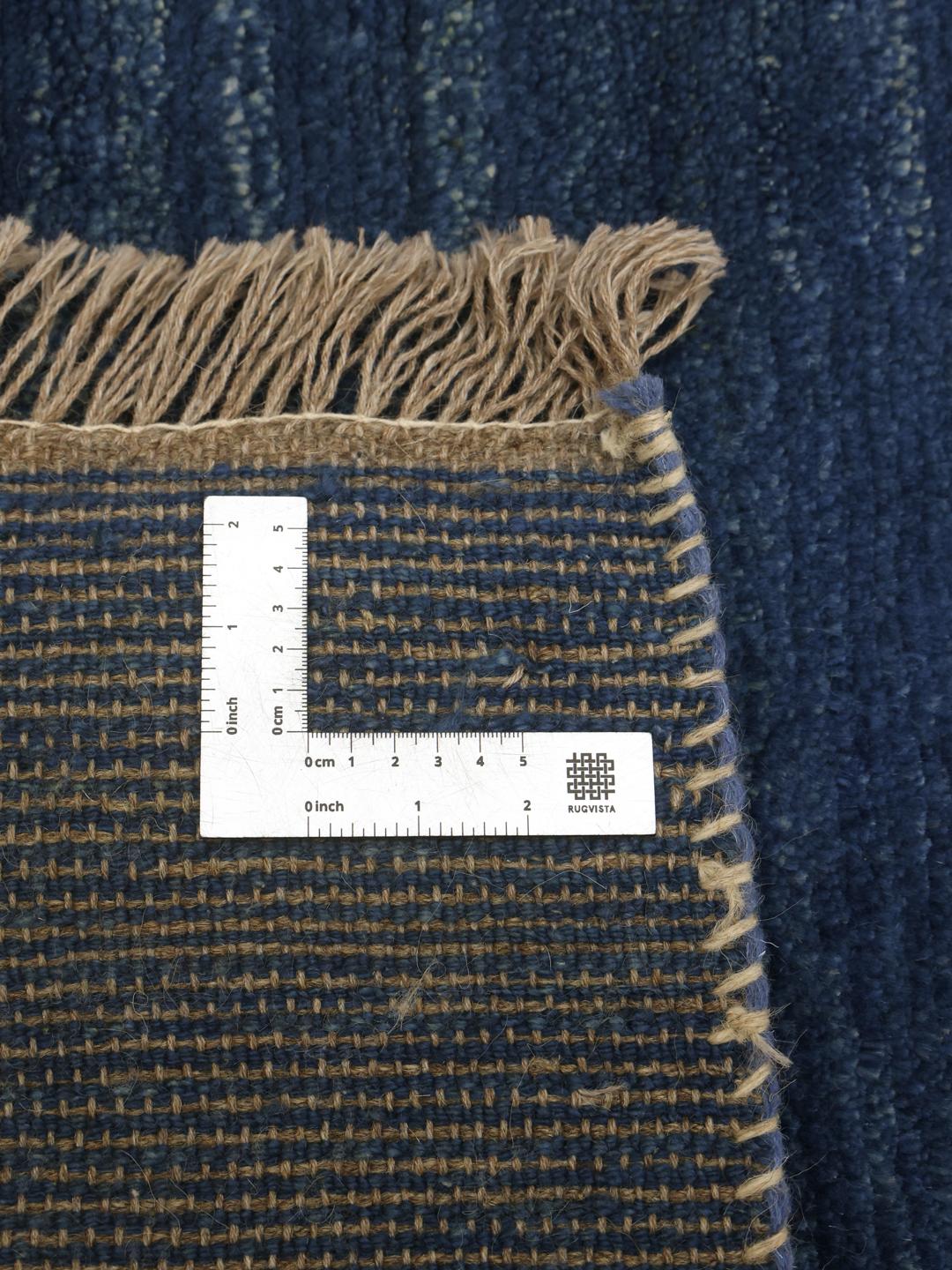 Een diepblauw handgeknoopt Gabbeh-tapijt uit het Midden-Oosten met een zachte wollen textuur.