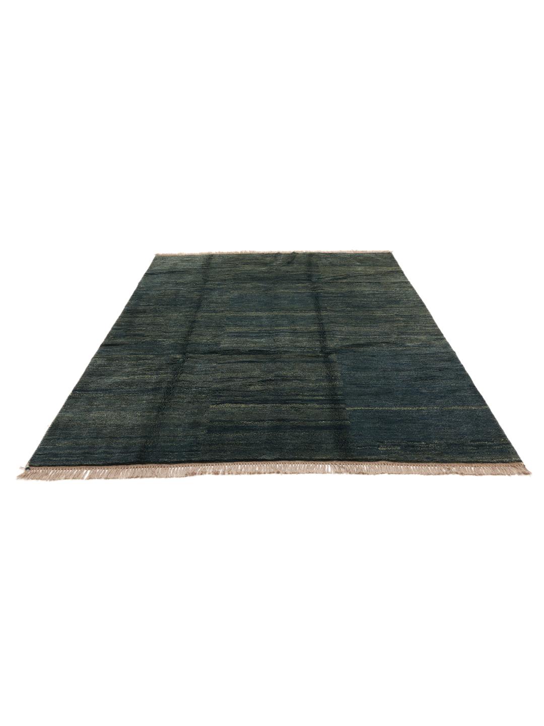 Een groot handgeknoopt Gabbeh Fine tapijt uit het Midden-Oosten in een diepe donkerblauwe kleur.