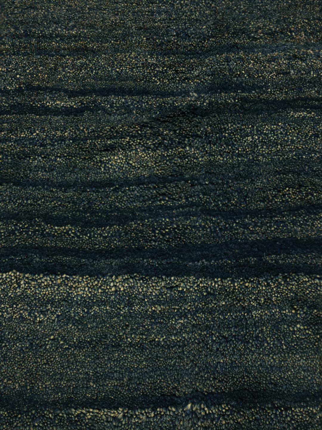 Een groot handgeknoopt Gabbeh Fine tapijt uit het Midden-Oosten in een diepe donkerblauwe kleur.