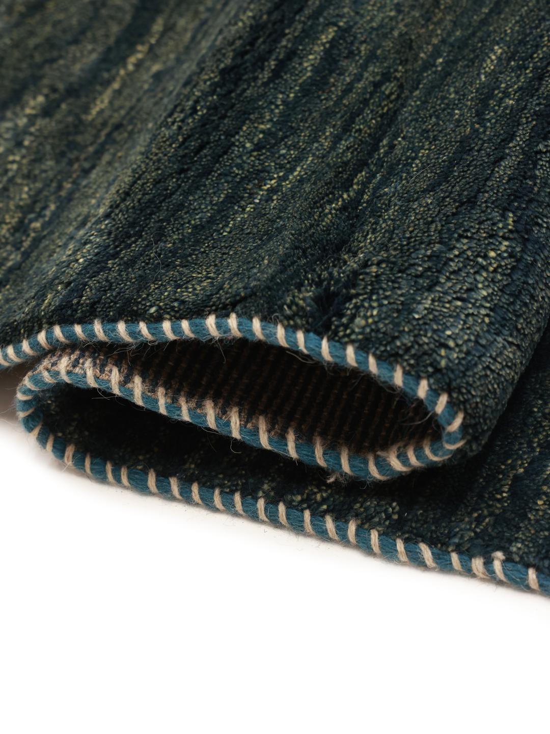 Een groot handgeknoopt Gabbeh Fine tapijt uit het Midden-Oosten in een diepe donkerblauwe kleur.