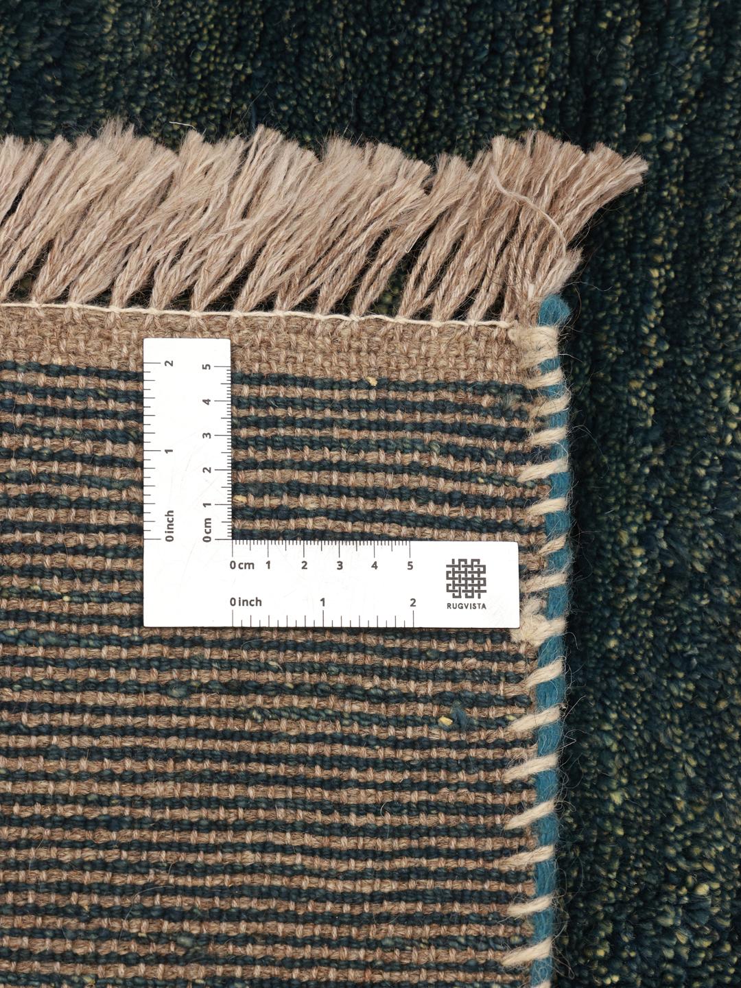 Een groot handgeknoopt Gabbeh Fine tapijt uit het Midden-Oosten in een diepe donkerblauwe kleur.