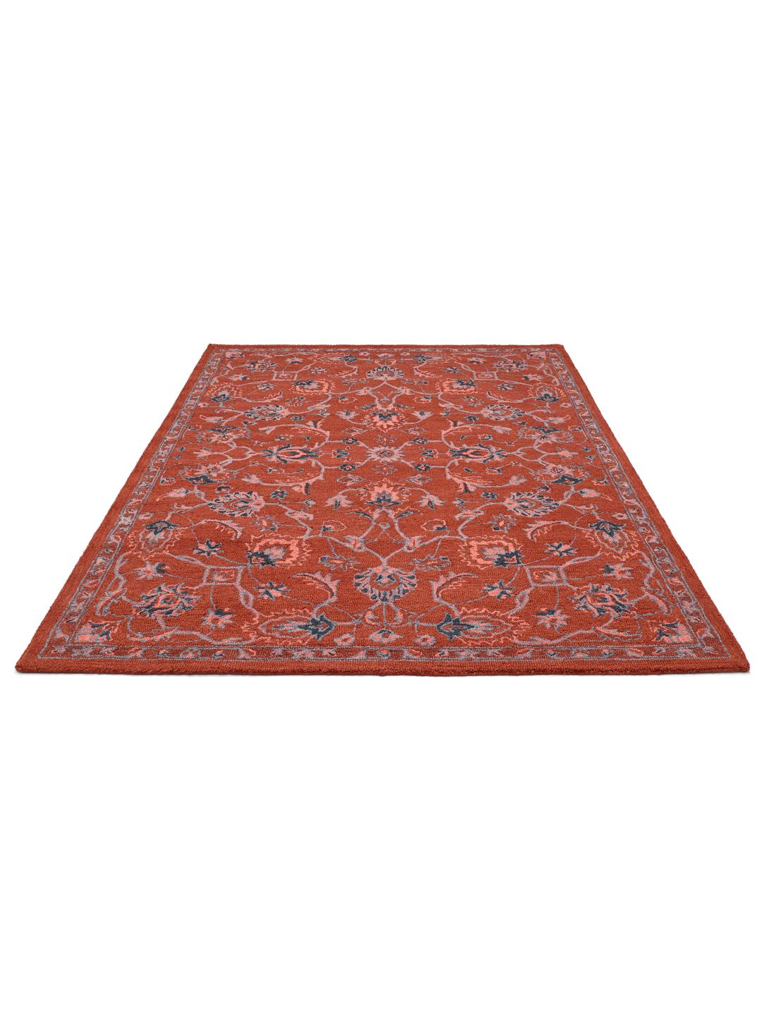 Rood en blauw wollen tapijt met een bloemenpatroon
