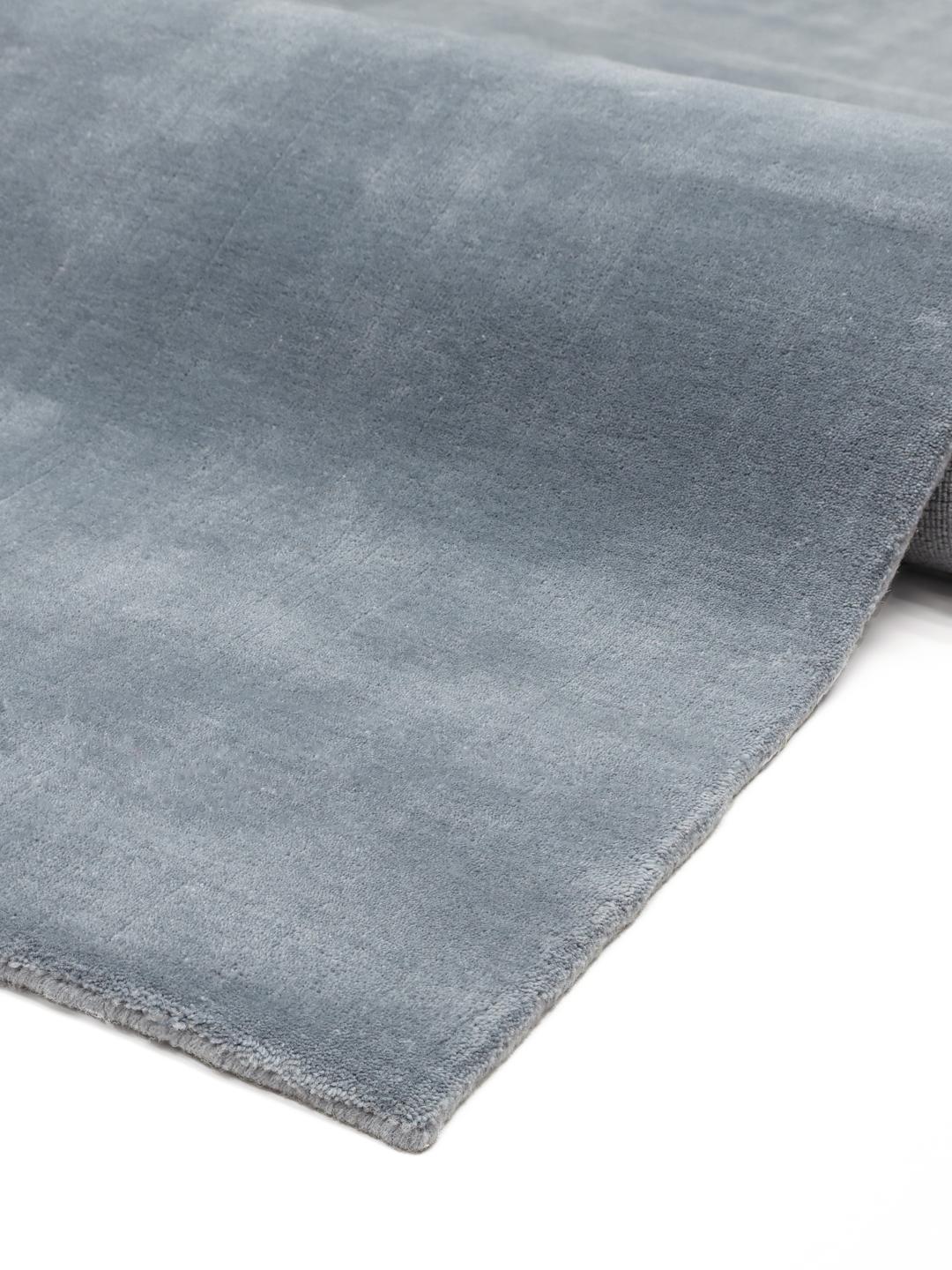 Blauw tapijt met een zachte pooltextuur