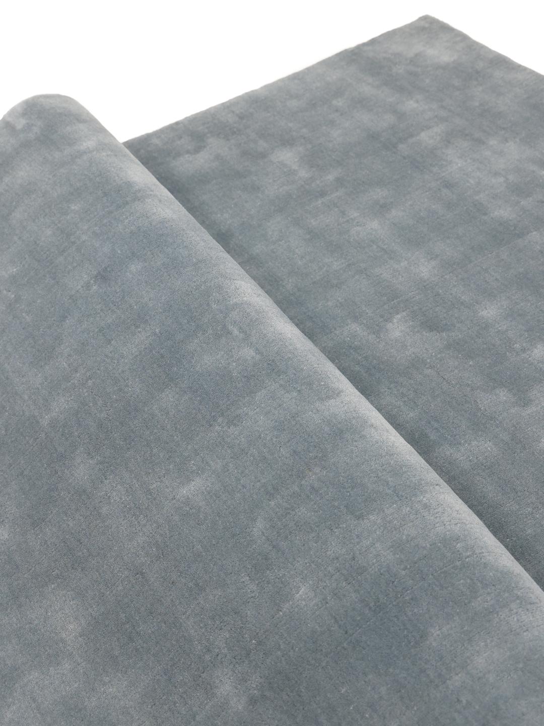 Blauw tapijt met een zachte pooltextuur