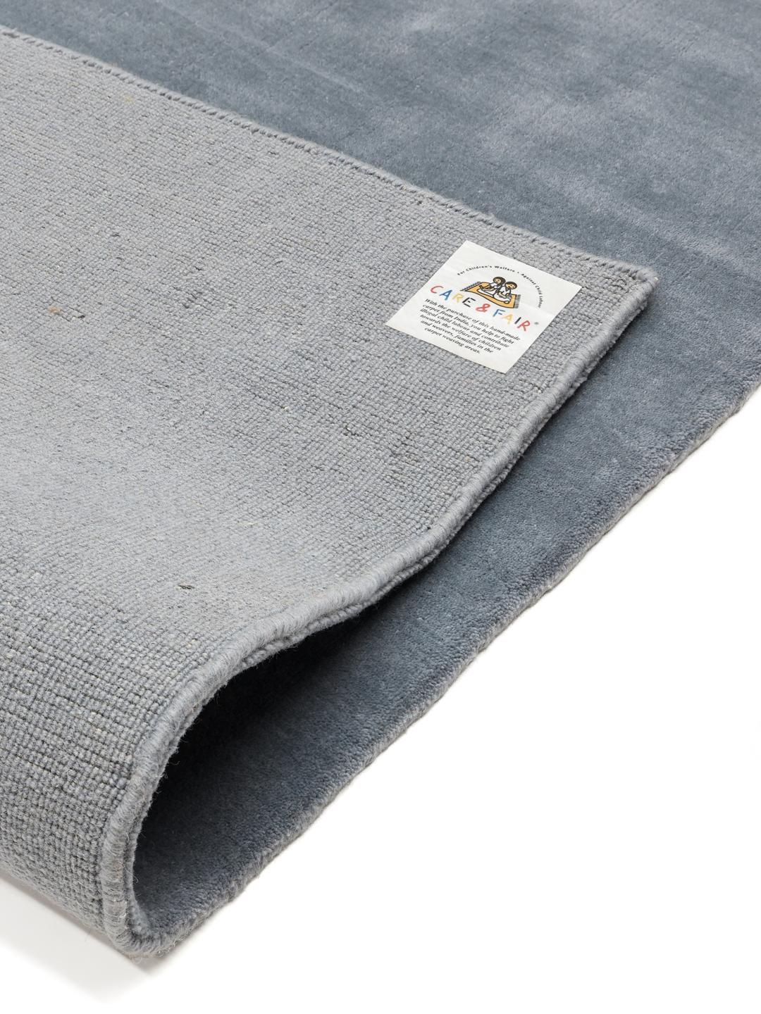 Blauw tapijt met een zachte pooltextuur