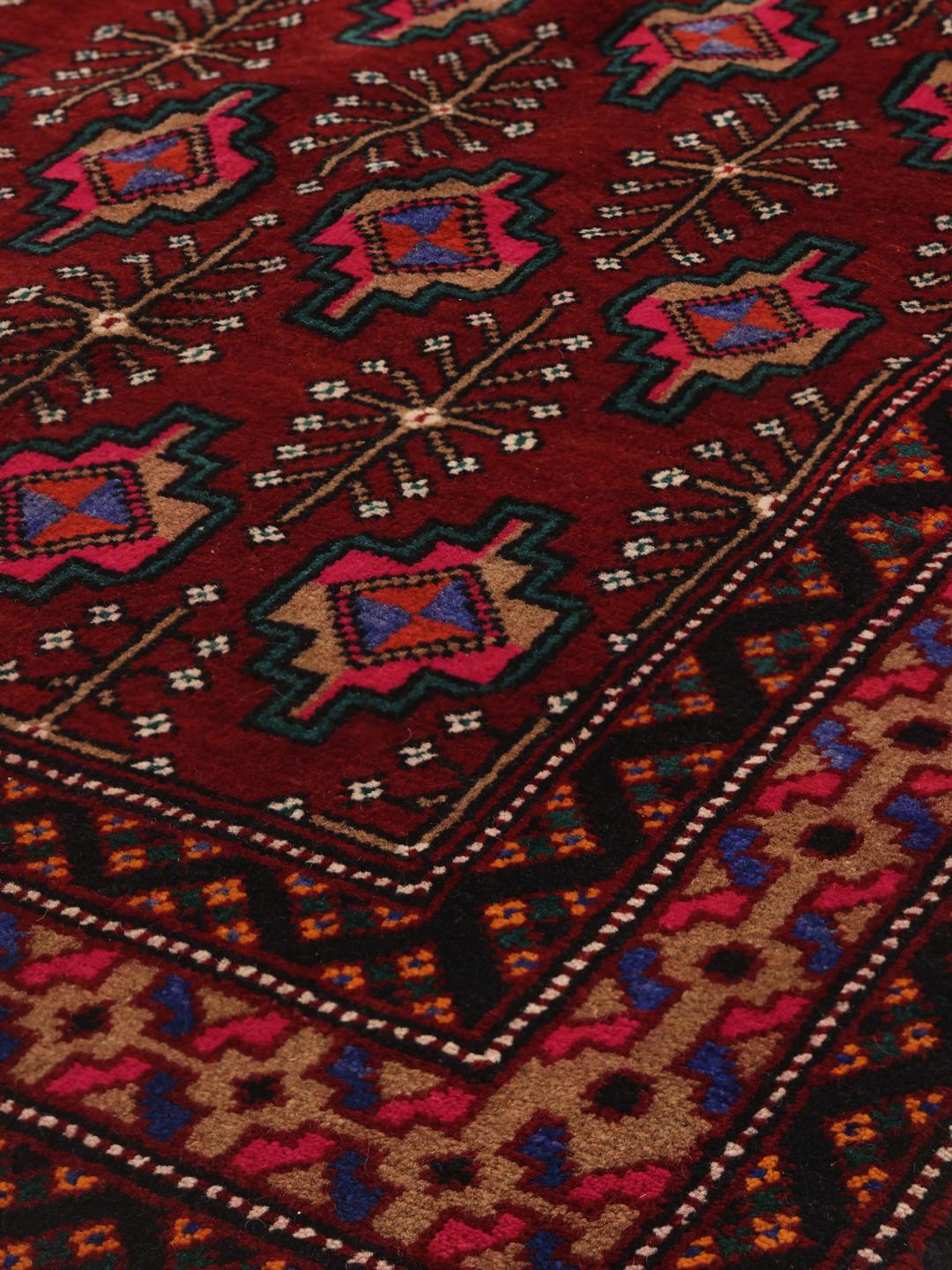 Handgeknoopt Turkaman-tapijt uit het Midden-Oosten in donkerrood met geometrische motieven