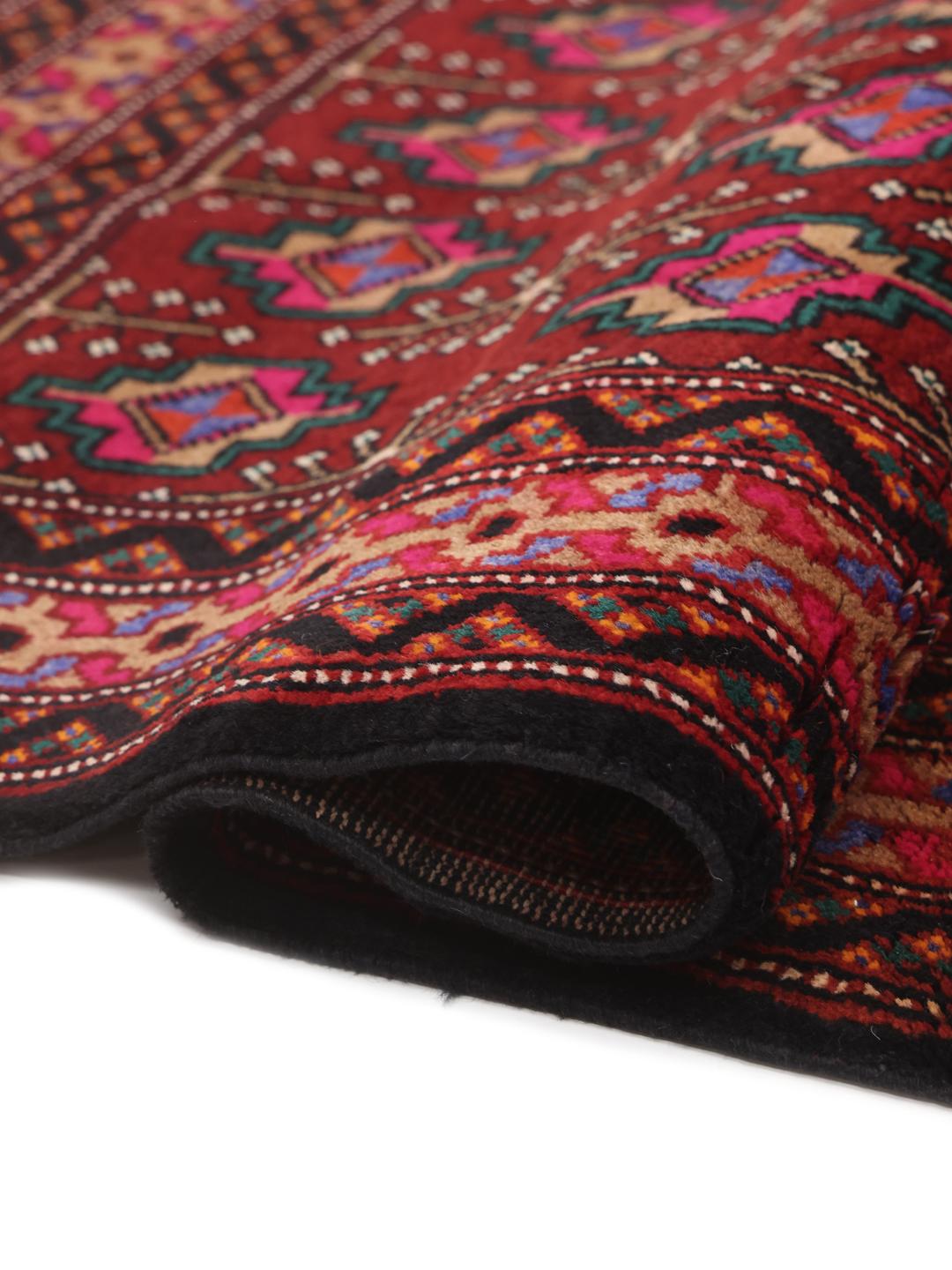 Handgeknoopt Turkaman-tapijt uit het Midden-Oosten in donkerrood met geometrische motieven
