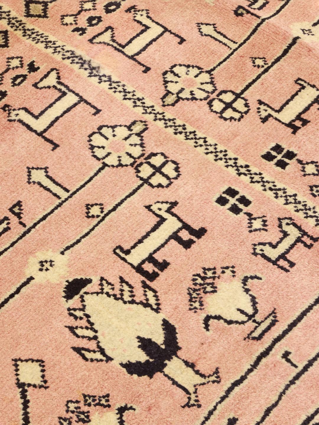 Tapis Heriz noué à la main originaire du Moyen-Orient en rose et noir