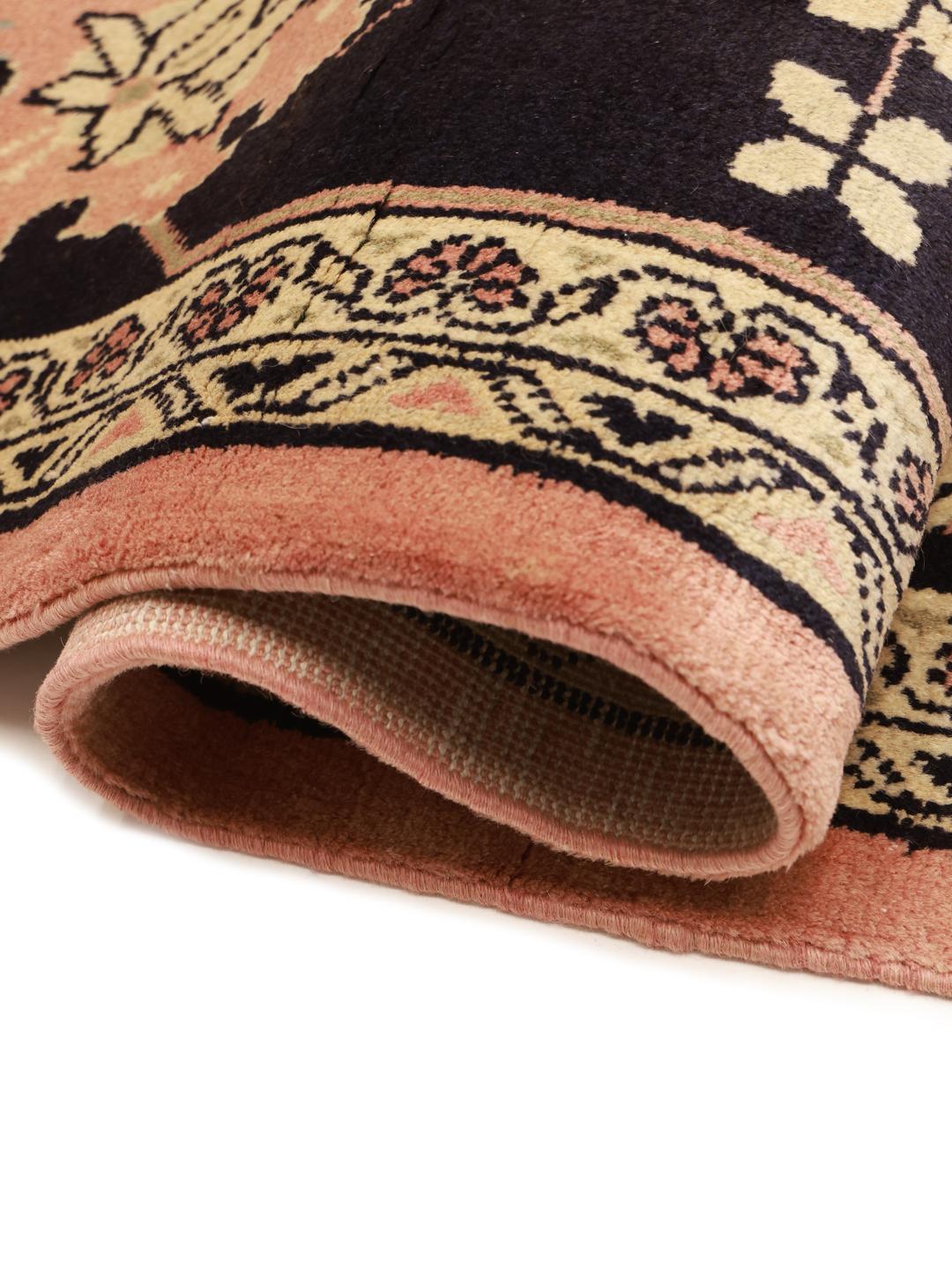 Tapis Heriz noué à la main originaire du Moyen-Orient en rose et noir