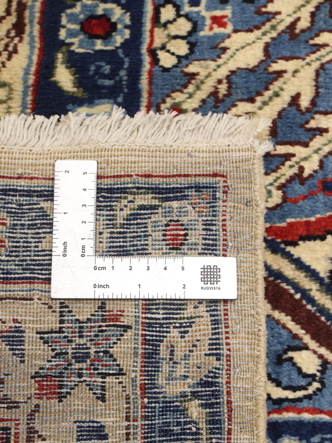 Een groot rechthoekig handgeknoopt Yazd-tapijt uit het Midden-Oosten met een rood en blauw bloemenpatroon.