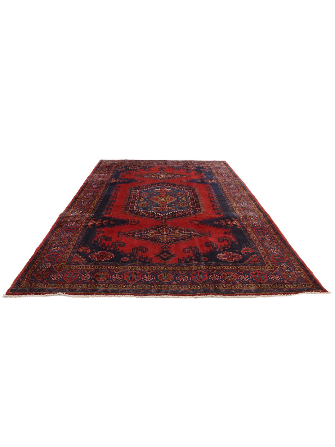 Een handgeknoopt Wiss tapijt uit het Midden-Oosten met een levendig rood en blauw geometrisch patroon.