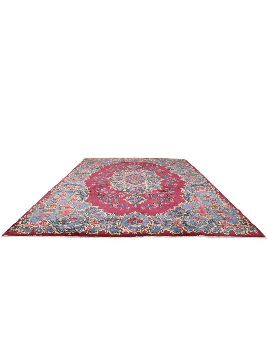 Een groot, handgeknoopt Mashad-tapijt uit het Midden-Oosten met een rood en blauw bloemenpatroon.