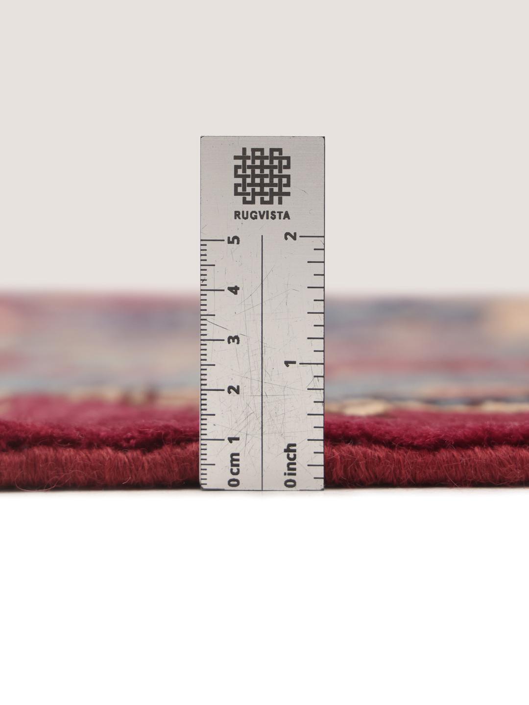 Een groot, handgeknoopt Mashad-tapijt uit het Midden-Oosten met een rood en blauw bloemenpatroon.