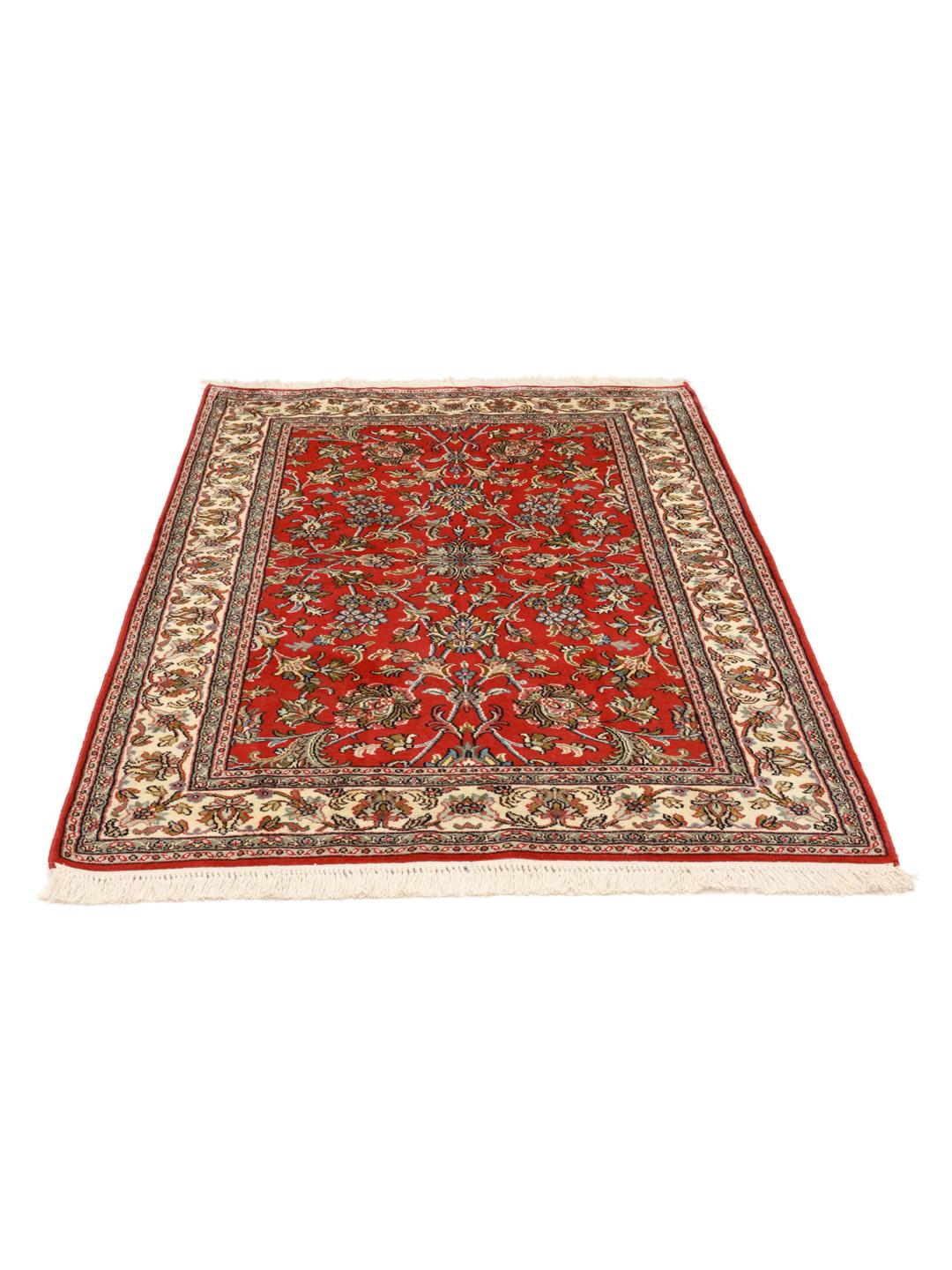 Et smukt håndknyttet Kashmir silketæppe fra Indien med et levende rødt blomsterdesign.