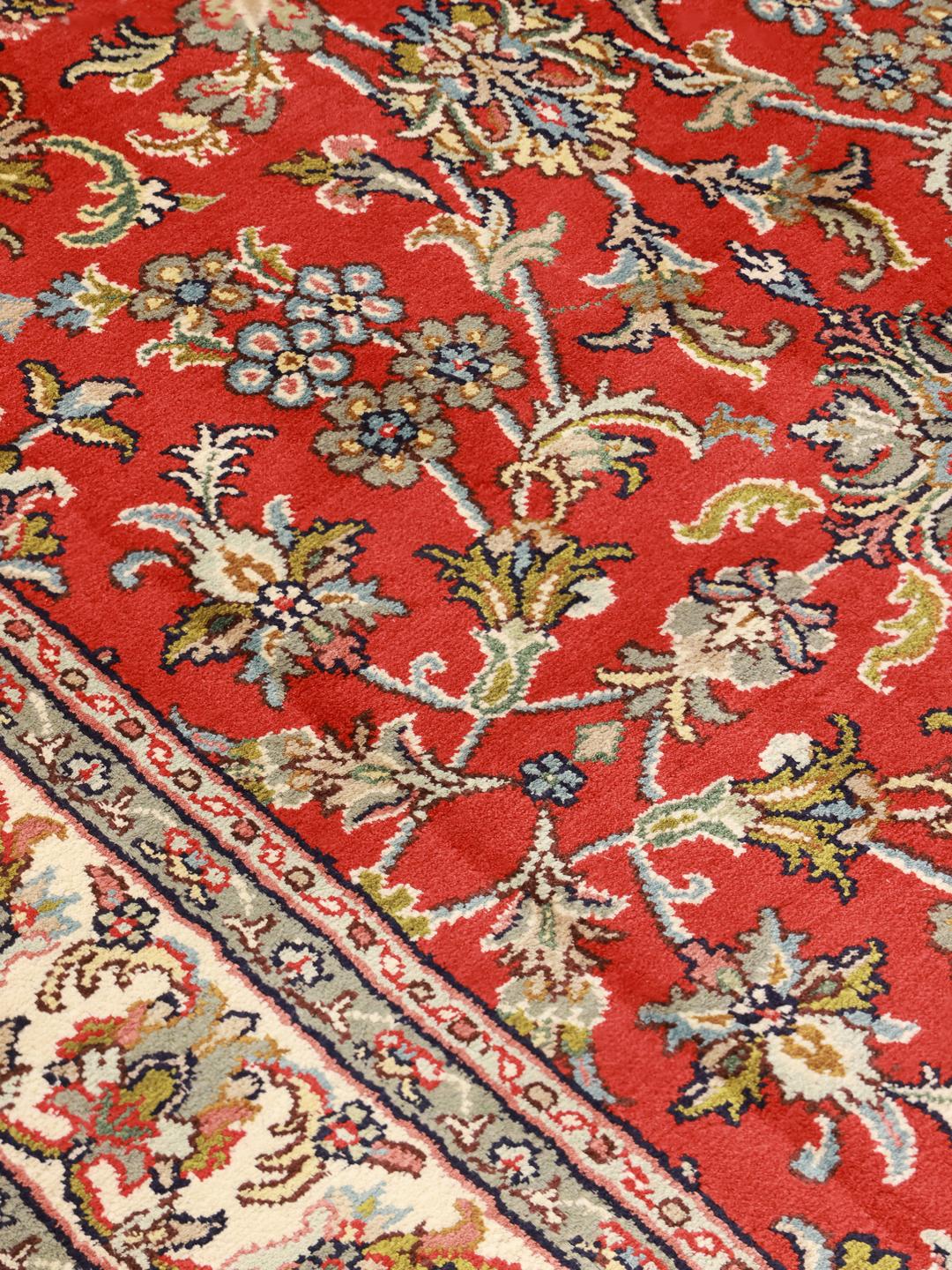 Et smukt håndknyttet Kashmir silketæppe fra Indien med et levende rødt blomsterdesign.