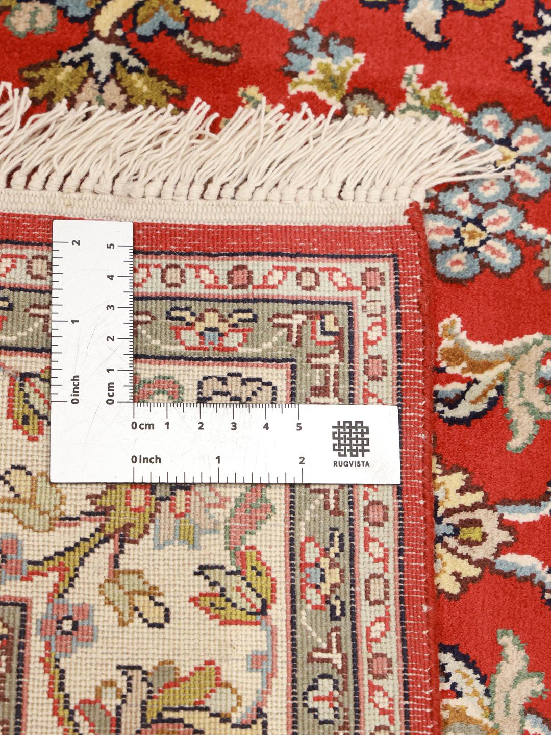 Et smukt håndknyttet Kashmir silketæppe fra Indien med et levende rødt blomsterdesign.