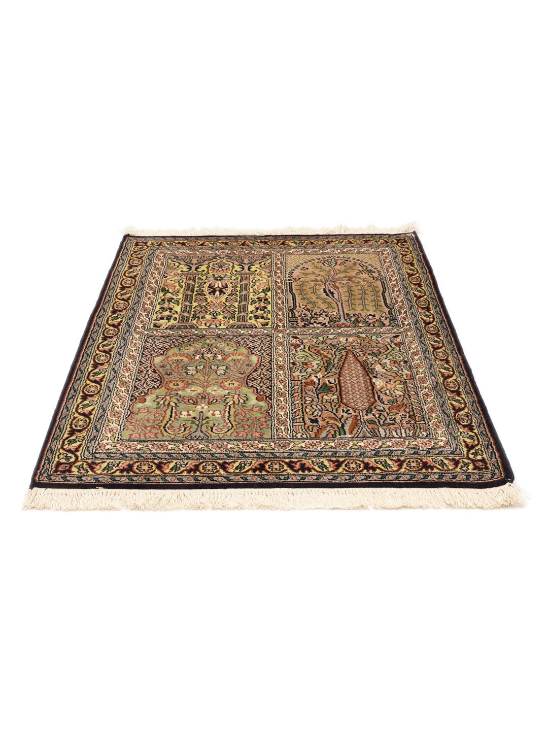 Et rektangulært Kashmir-silketæppe fra Indien med et beige og flerfarvet blomsterdesign.