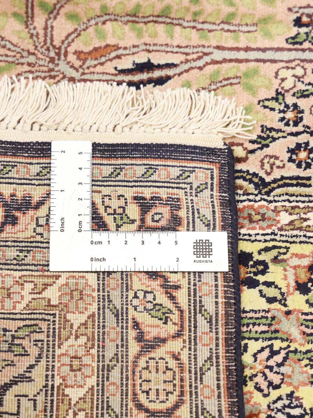 Et rektangulært Kashmir-silketæppe fra Indien med et beige og flerfarvet blomsterdesign.