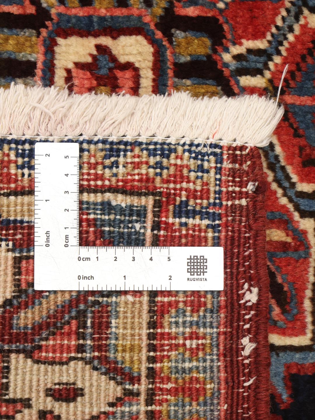 Handgeknoopt Ardebil-tapijt uit het Midden-Oosten met een veelkleurig medaillonpatroon.