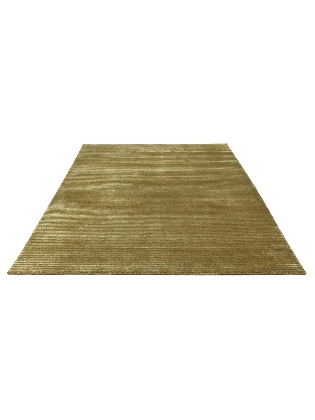 Tapis Fine Stripe en vert olive avec une texture côtelée subtile