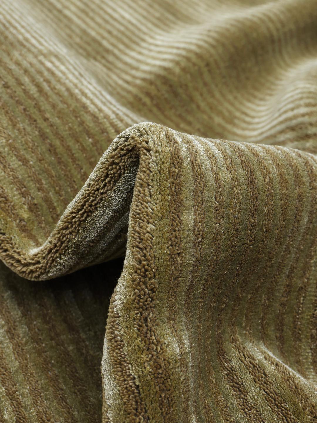Tapis Fine Stripe en vert olive avec une texture côtelée subtile
