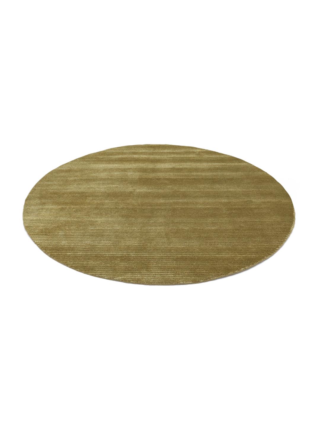 Un tapis rond vert olive avec une texture finement rayée