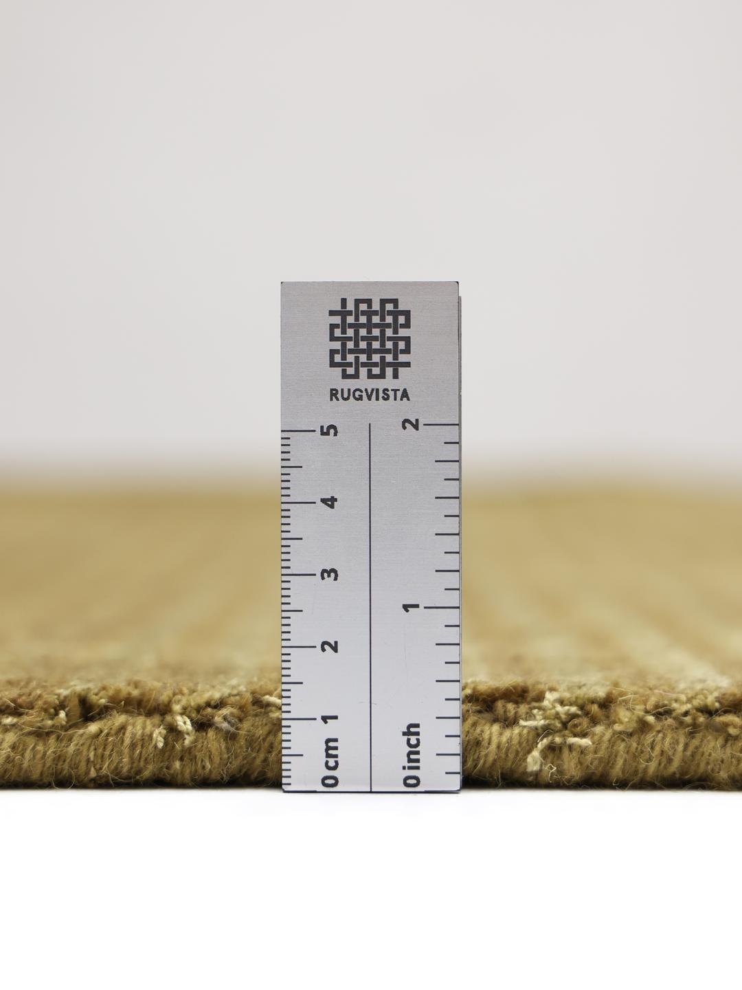 Un tapis rond vert olive avec une texture finement rayée