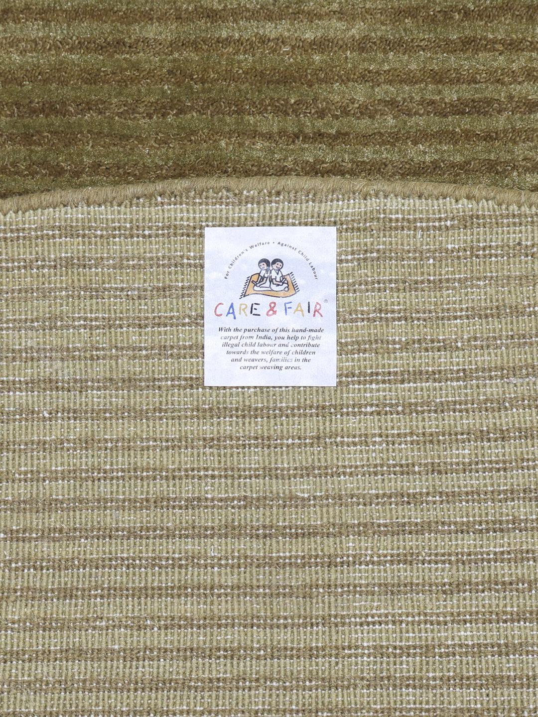 Un tapis rond vert olive avec une texture finement rayée
