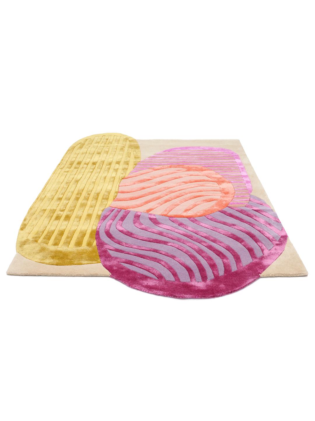 Multicolor vloerkleed met een onregelmatige vorm en abstracte vormen
