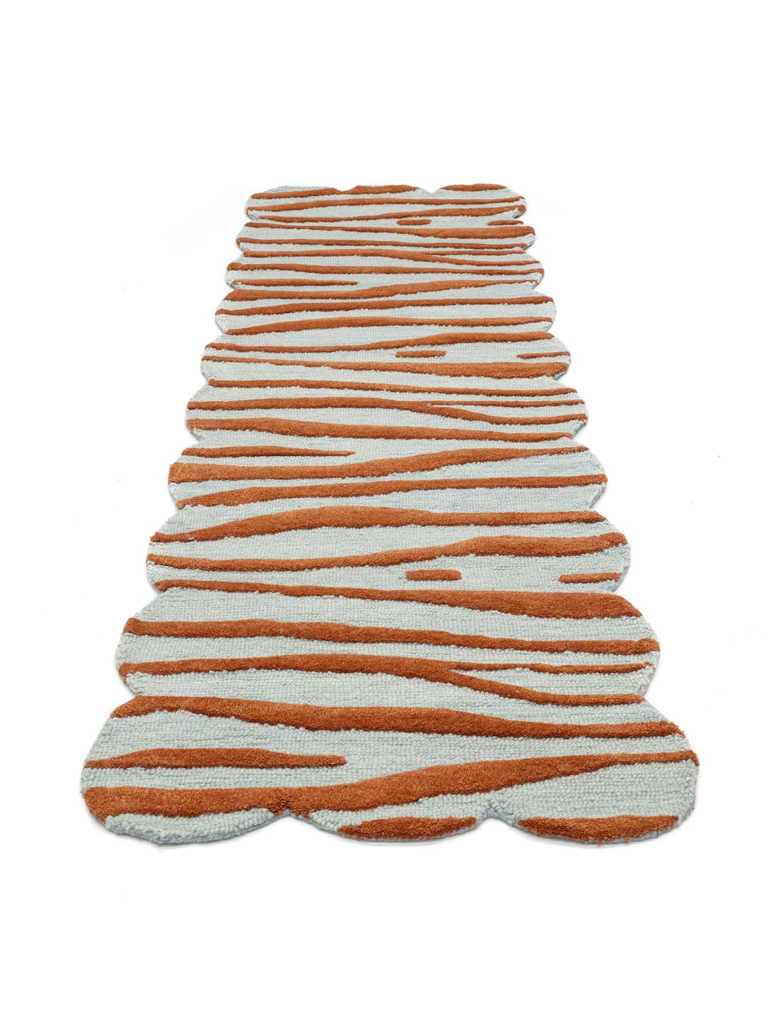 Tapis de couloir fait main en bleu clair et rouge rouille avec un motif animalier