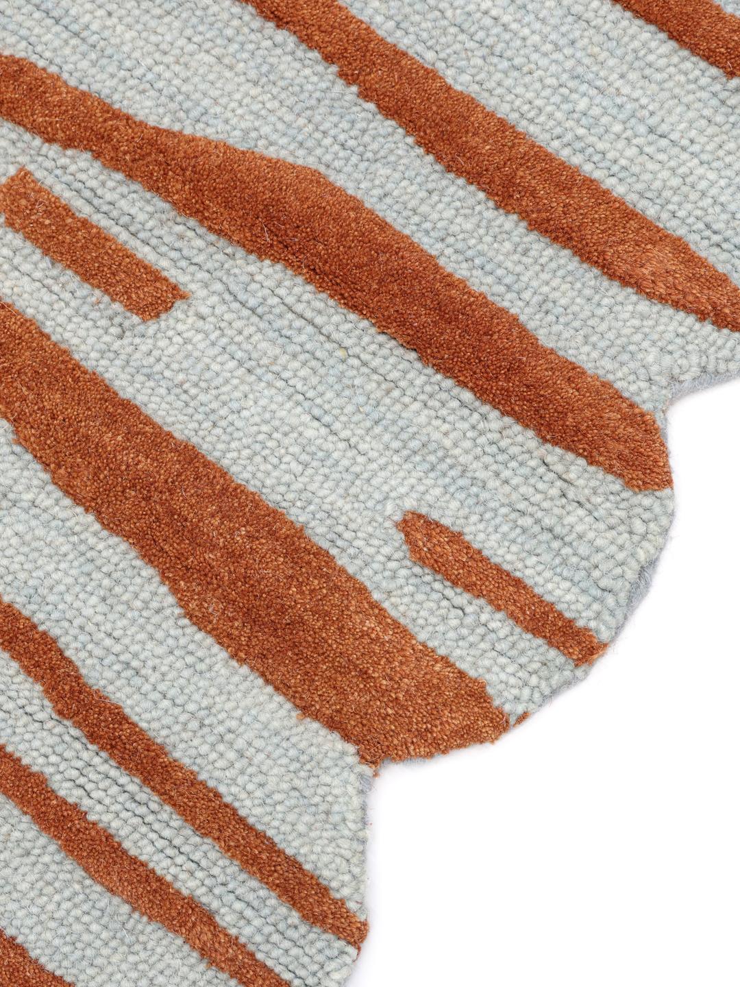 Tapis de couloir fait main en bleu clair et rouge rouille avec un motif animalier