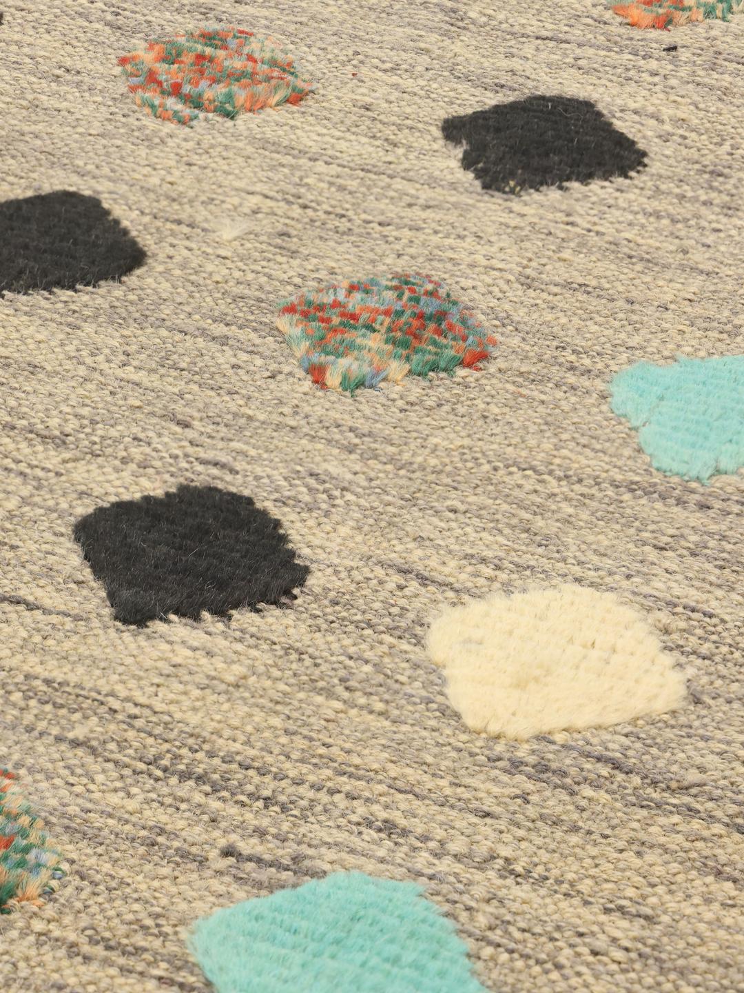Håndvævet afghansk Kilim tæppe med en beige flade og farverige geometriske motiver