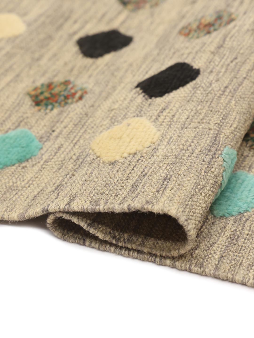 Håndvævet afghansk Kilim tæppe med en beige flade og farverige geometriske motiver