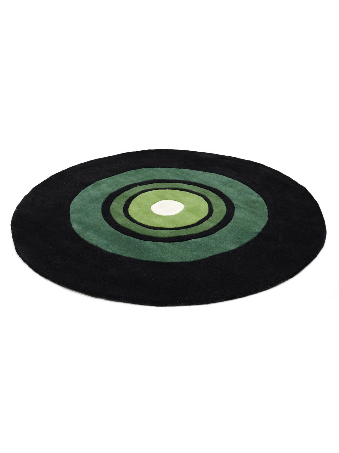 Rond zwart en groen handgetuft vloerkleed met een patroon van concentrische cirkels.