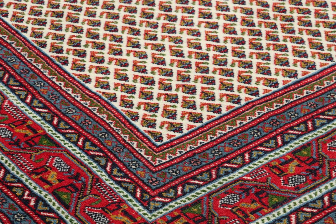 Hand-knotted Sarough Mir rug from the Middle East in red and beige tones.